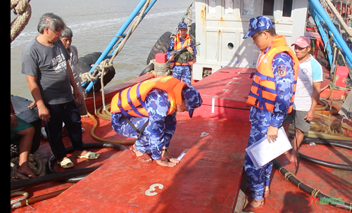 Vùng Cảnh sát biển 4 bắt giữ 1 tàu vận chuyển khoảng 100.000 lít dầu DO trái phép 